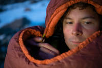 Fixarea sacului de dormit la cap