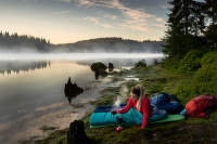 dormit în aer liber într-un sac de dormit