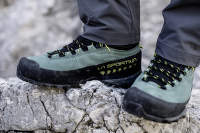 Cizme pentru o drumeție de dificultate medie