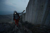 în stânci cu o lanternă frontală