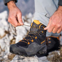 Cizme tratate cu impermeabilizare