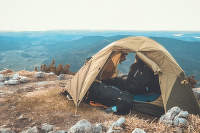 un sac de dormit într-un cort