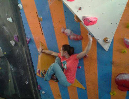 Cum să te cațeri pe un perete artificial de cățărare?