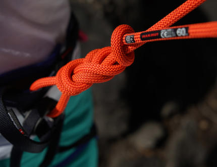 Cum să legați un nod de alpinism adecvat