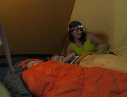 Sac de dormit sintetic sau în jos?