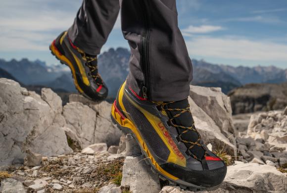 Partea superioară din material textil și șireturi la vârf